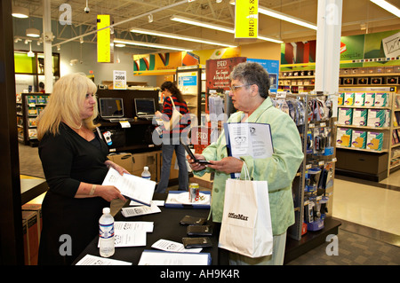 EVENT Hoffman Estates Illinois Produkt Vertreter zeigen, waren in OfficeMax Speicher weibliche Verkäufer Stockfoto