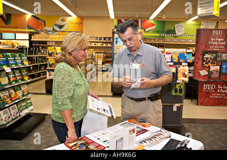 EVENT Hoffman Estates Illinois Produkt Vertreter zeigen, waren in OfficeMax Speicher männliche Verkäufer Stockfoto