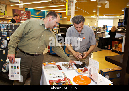 EVENT Hoffman Estates Illinois männliche Mitarbeiter beim Produkt zeigen waren männliche Kunden in OfficeMax Speicher Stockfoto