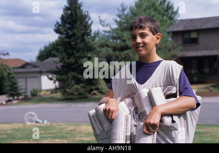 Der neunjährige Junge lieferte auf seiner Route Papiere aus Stockfoto