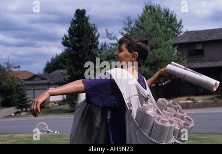 Kleiner Junge neun Jahre alt, der Papiere auf seiner Route ablieferte Washington USA MR Stockfoto