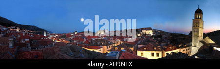 Atemberaubende 180-Grad-Panoramablick auf Dubrovnik Altstadt in der Abenddämmerung, Kroatien. Stockfoto