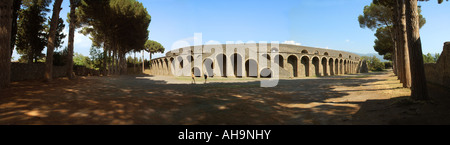 Einen atemberaubenden Panoramablick auf den Roman Amphitheatre in Pompeji, Italien Stockfoto