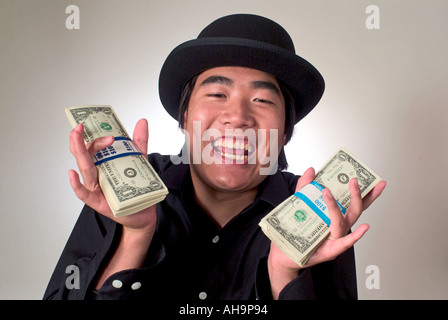 Asiatischer Mann halten Geld Stockfoto