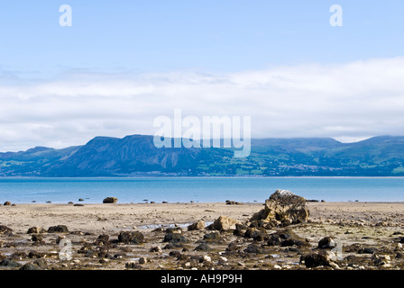 Blick vom Anglesey über die Menai Straits Bangor und Snowdonia betrachten Stockfoto