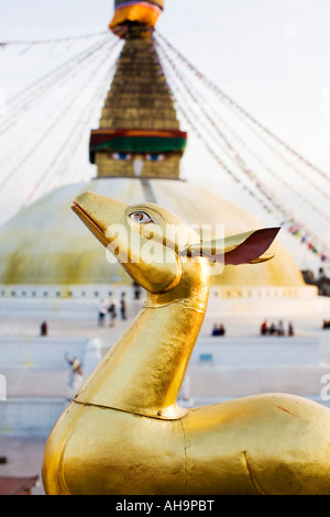 Tibetische gold Hirsch Statue auf einem Kloster. Boudhanath Stupa, Pashupatinath, Kathmandu, Nepal. Stockfoto