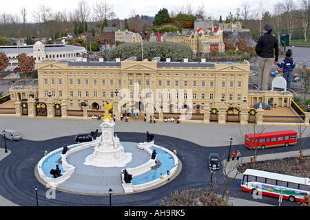 Modell des Buckingham Palace-Gebäude und Victoria Memorial in London Bereich Miniland im Legoland Stockfoto