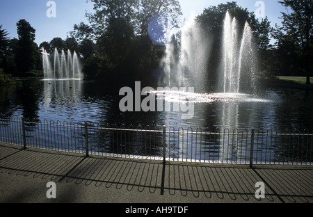 Der See und Brunnen, Jephson Gärten, Leamington Spa, Warwickshire, England, UK Stockfoto