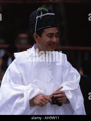 Shinto-Priester steht auf dem Gelände des Yasaka-Schrein-Kyoto Stockfoto
