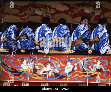 Gion Matsuri Kyoto riesigen reich verzierte hin-und Herbewegungen Mikoshi sind durch die Stadt geschleppt Stockfoto