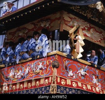 Gion Matsuri Kyoto riesigen reich verzierte hin-und Herbewegungen Mikoshi sind durch die Stadt geschleppt Stockfoto