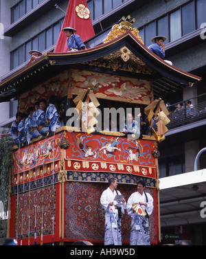 Gion Matsuri Kyoto riesigen reich verzierte hin-und Herbewegungen Mikoshi sind durch die Stadt geschleppt Stockfoto