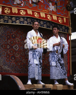 Gion Matsuri Kyoto riesigen reich verzierte hin-und Herbewegungen Mikoshi sind durch die Stadt geschleppt Stockfoto