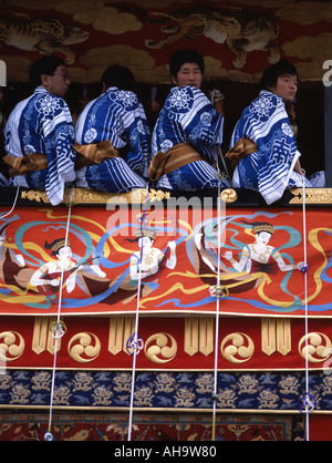 Gion Matsuri Kyoto riesigen reich verzierten Schwimmer (Mikoshi) sind durch die Stadt geschleppt. Stockfoto