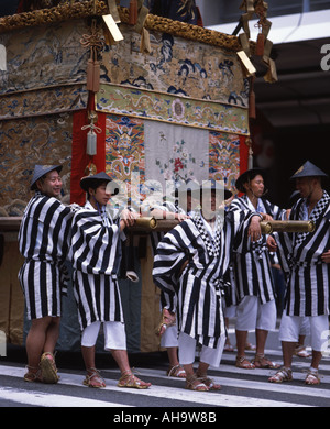 Gion Matsuri Kyoto riesigen reich verzierte hin-und Herbewegungen Mikoshi sind durch die Stadt geschleppt Stockfoto