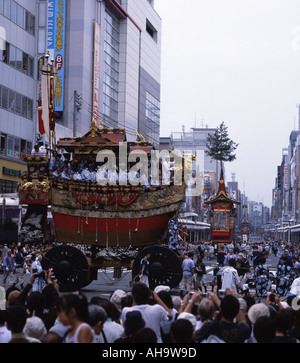 Gion Matsuri Kyoto riesigen reich verzierte hin-und Herbewegungen Mikoshi sind durch die Stadt geschleppt Stockfoto