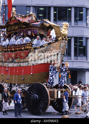 Gion Matsuri Kyoto riesigen reich verzierte hin-und Herbewegungen Mikoshi sind durch die Stadt geschleppt Stockfoto