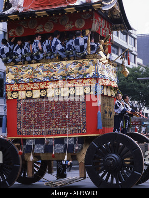 Gion Matsuri Kyoto riesigen reich verzierte hin-und Herbewegungen Mikoshi sind durch die Stadt geschleppt Stockfoto