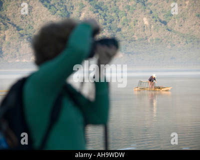 Fischer bei der Arbeit auf See Atitlan begegnen Touristen Stockfoto