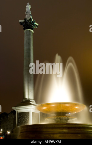 Brunnen und Nelson Säule auf dem Trafalgar Square in der Nacht London England UK Stockfoto