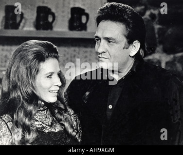 JOHNNY CASH uns Country-Sänger und Frau June Carter im Jahr 1971 Stockfoto