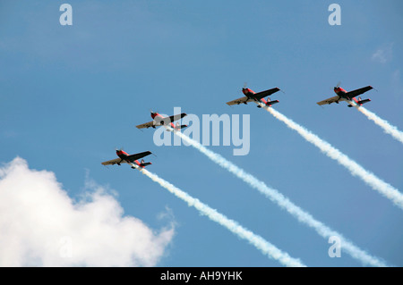 Das Kunstflugteam von Blades fliegt in vier Extra 300LP-Flugzeugen auf der Shoreham Airshow, Shoreham Airport, West Sussex, Großbritannien Stockfoto