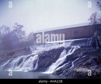 überdachte Brücke Nord Hartland Vermont USA im Nebel Stockfoto