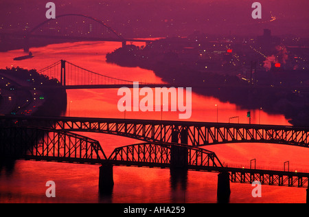 USA-Pennsylvania-Pittsburgh-Brücken über den Monongahela Fluss im Morgengrauen Stockfoto