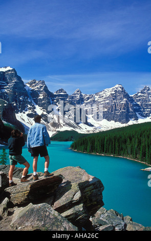 Kanada Alberta Banff National Park Moraine Lake und das Tal der zehn Gipfel mit einem jungen Paar, die Szene zu bewundern Stockfoto