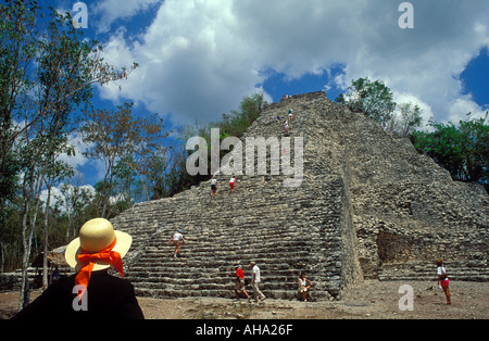 Mexiko-Coba Touristen in El Castillo oder Nohoch Mul Stockfoto