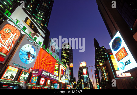 USA New York New York City Times Square bei Nacht beleuchtet Stockfoto