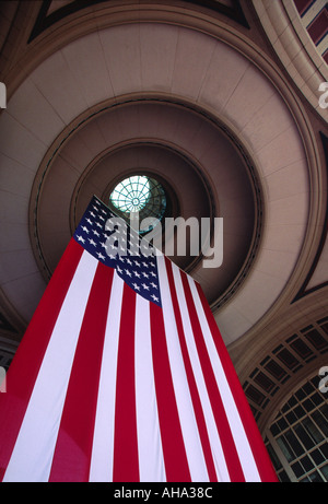 Eine riesige Fahne hängen in der Rotunde des Rowes Wharf, Boston, Massachusetts Stockfoto