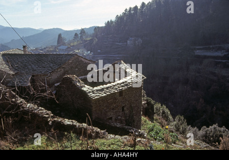 Typisches Cevenol-Haus aus dem 14. Jahrhundert in Ruinen mit fehlendem Schiefer-Dach, ländliches Cevennes Languedoc Roussillon Südfrankreich Stockfoto