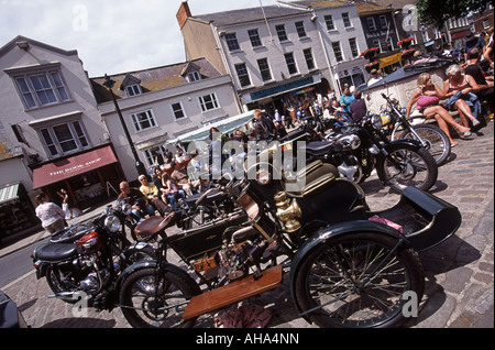 Alte Motorräder auf dem Display in Bridport Samstag Markt West Dorset England UK Stockfoto