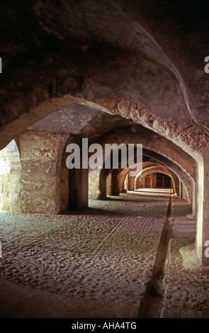 Bögen auf dem Marktplatz der römischen Stadt Sommieres Gard Langdoc Roussillon, Österreich, Frankreich Stockfoto