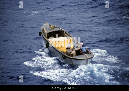 Pitcairn Inselbewohner in Longboat auf dem Weg vom Kreuzfahrtschiff nach Adamstown Siedlung und Bounty Bay South Pacific UK Gebiet Stockfoto