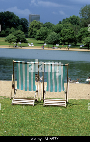 Paar Liegestühle bereit, von Serpentine im Hyde Park saßen Stockfoto