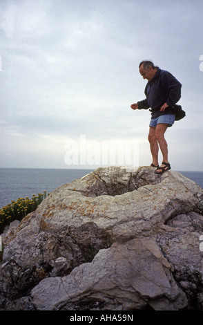 Mann zu Fuß auf prähistorischen fossile Cycadeen im fossilen Wald Lulworth Dorset-England Stockfoto