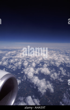 Düsentreibwerk in der Luft über Wolken und Feldern in Frankreich, Europa. Stockfoto