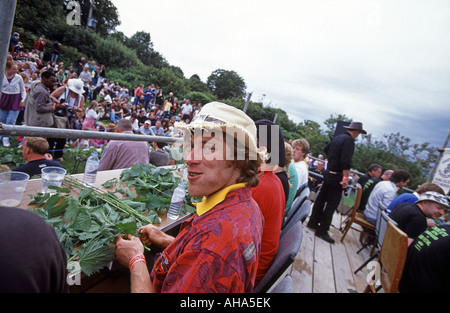 Jährliche Weltmeisterschaften im Brennnesselessen im Bottle Inn Marshwood Val Dorset England Stockfoto