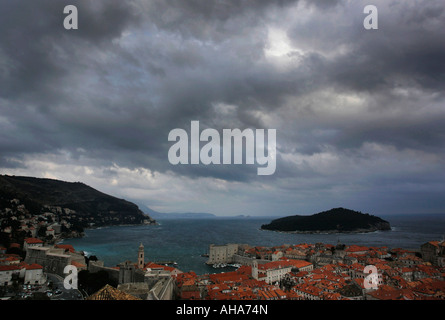 Dunkle Wolken über der Stadt von Dubrovnik und die Insel Lokrum an der mediterranen Küste von Kroatien Stockfoto