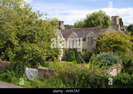 Rustikales Steinhaus in der Cotswold-Dorf Swinbrook, Oxfordshire Stockfoto