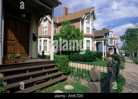 RESTAURIERTEN VIKTORIANISCHEN HÄUSER IM STADTTEIL MÜNSTERHÜGEL VON SAINT PAUL, MINNESOTA.  FRÜHLING. Stockfoto