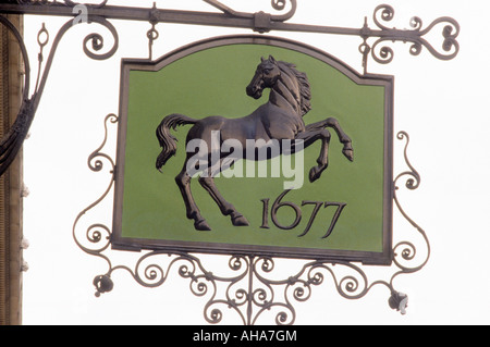 Lombard Street City von London Lloyds Bank Straßenschild britische Banken unterzeichnet alte 1677 Vintage England UK schwarze Pferd Stockfoto