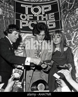 TOP OF THE POPS DJ Jimmy Saville mit Mickey Dolenz der Monkees und Samantha Juste auf der BBC-TV-Moderatorin zeigen 1963 Stockfoto