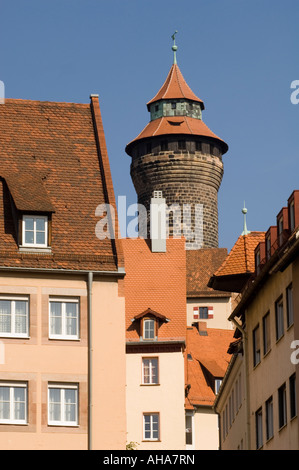 Nürnberg. Deutschland. Häuser in der Altstadt von der Sinwellturm-Turm in der Kaiserburg Burg übersehen. Stockfoto