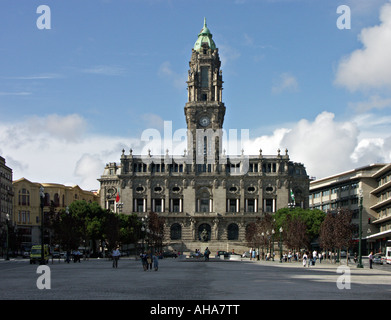 Porto, Portugal. Das Rathaus (Camara Municipal), im Jahre 1920 begonnen, steht an der Spitze der Avenida dos Aliados (Avenue der Alliierten) Stockfoto