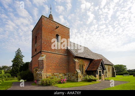 Tudeley Kirche Kent England eine von nur zwei Kirchen in der Welt alle dessen Glasfenster von Chagall sind Stockfoto