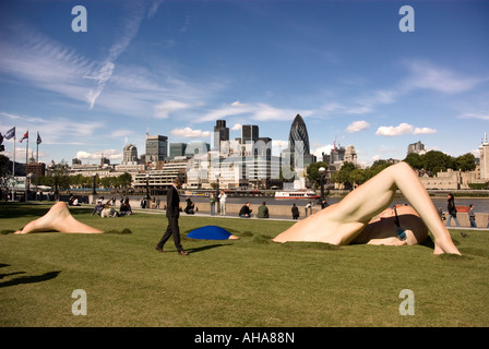 Riesige Schwimmer Skulptur South Thames Swiss Re Square Mile in London. Kein Model-Release erforderlich ausgerechnet in Schuss nicht erkennbar Stockfoto