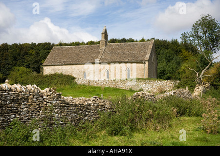 13. C St. Oswalds-Kirche an der Stelle einer mittelalterlichen Wüstung bei Widford, in der Nähe der Cotswold Stadt Burford, Oxfordshire Stockfoto